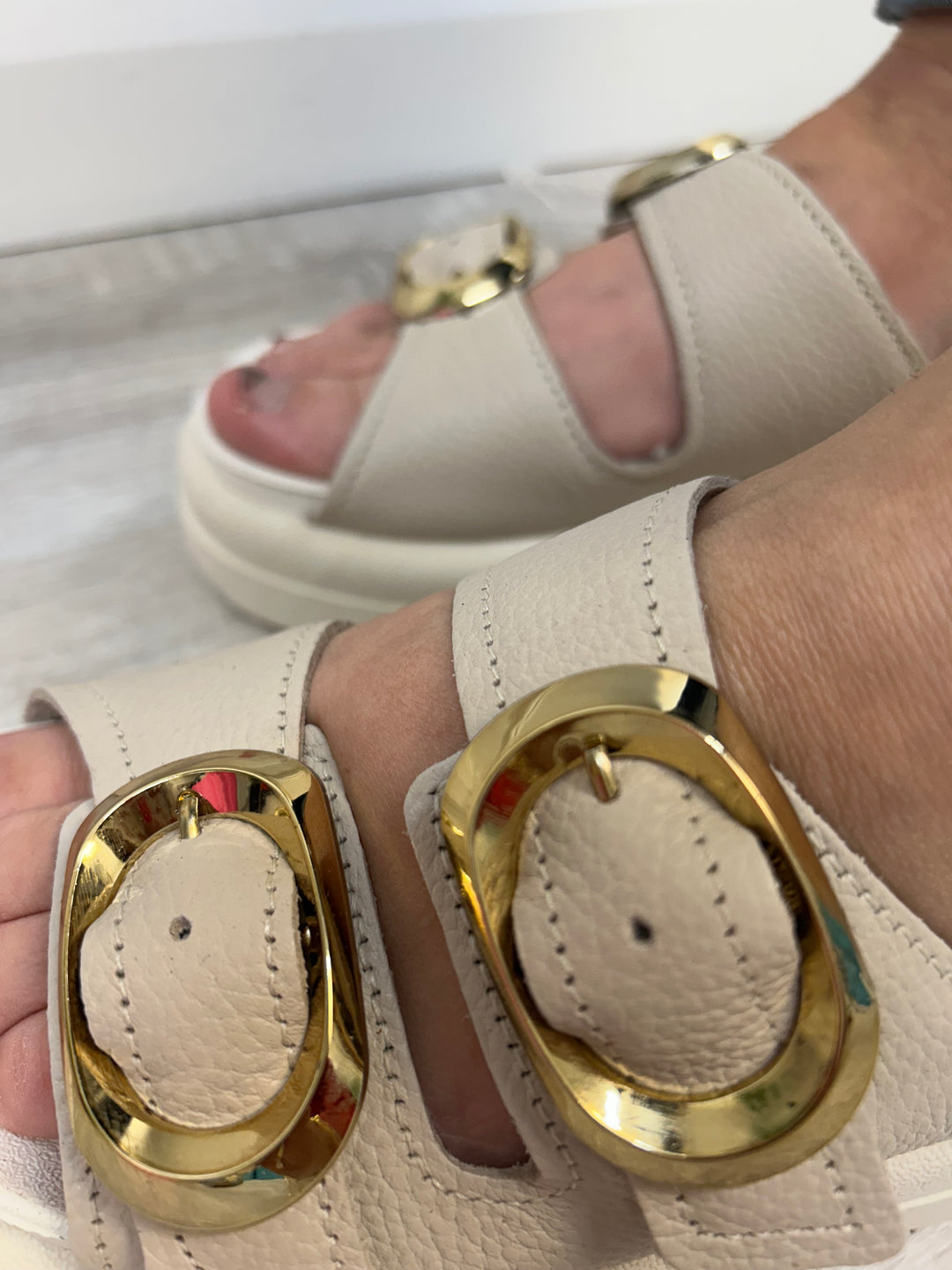 Pegada Burnished Ouro - Napa Soft Milk