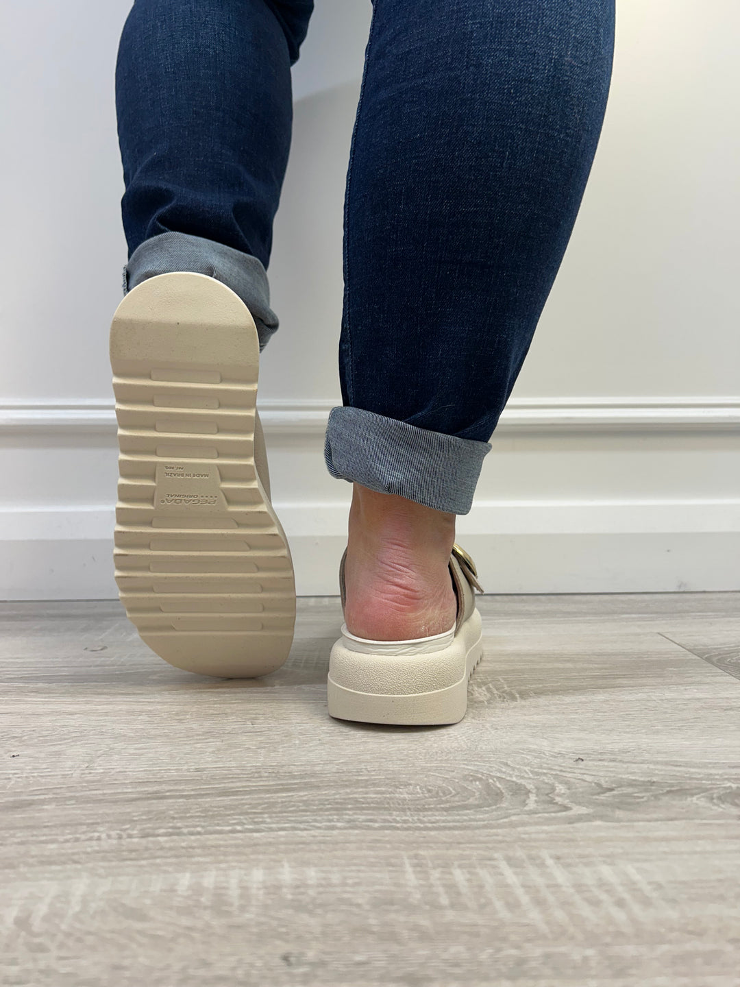 Pegada Burnished Ouro - Napa Soft Milk