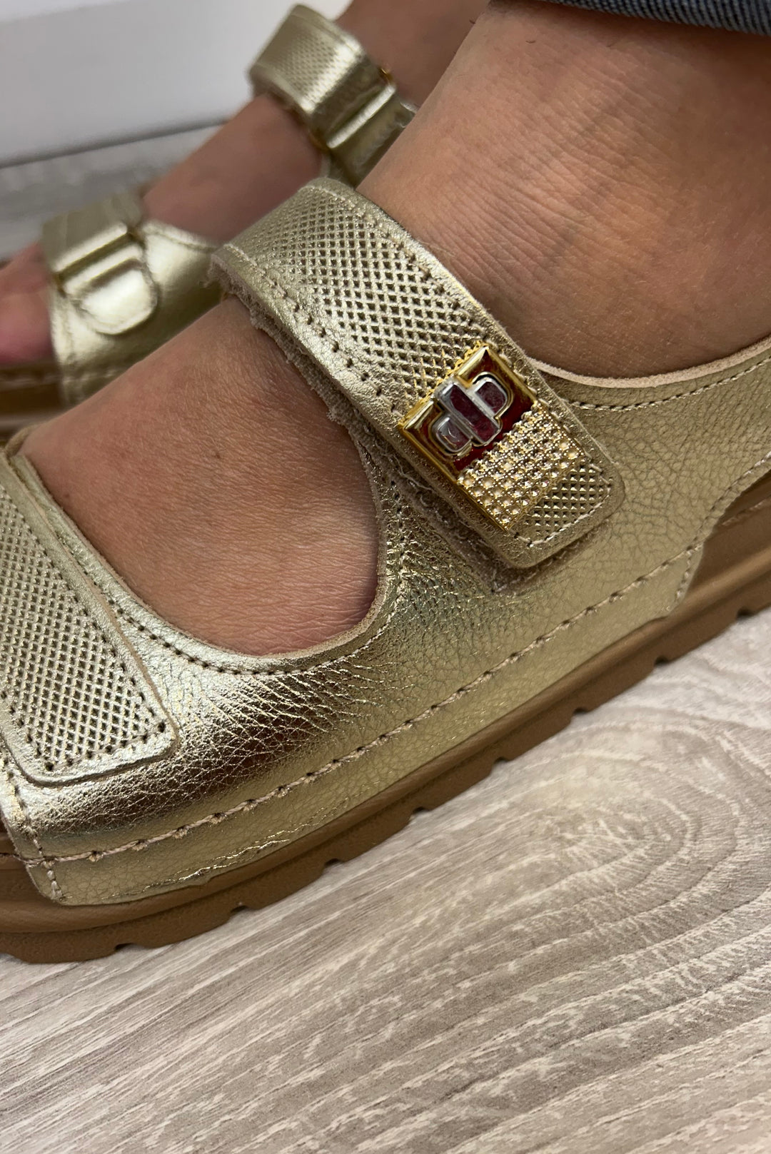 Pegada Burnished Ouro - Gold Sandal