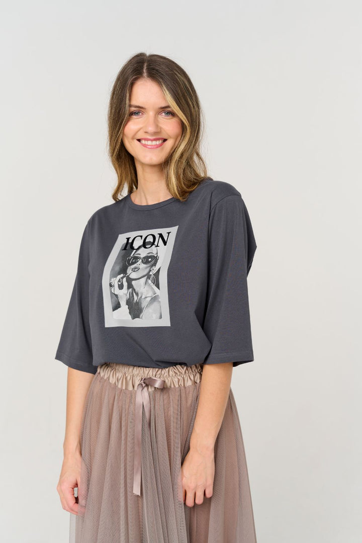 Costa Mani Icon Glasses Tee | Dark Grey